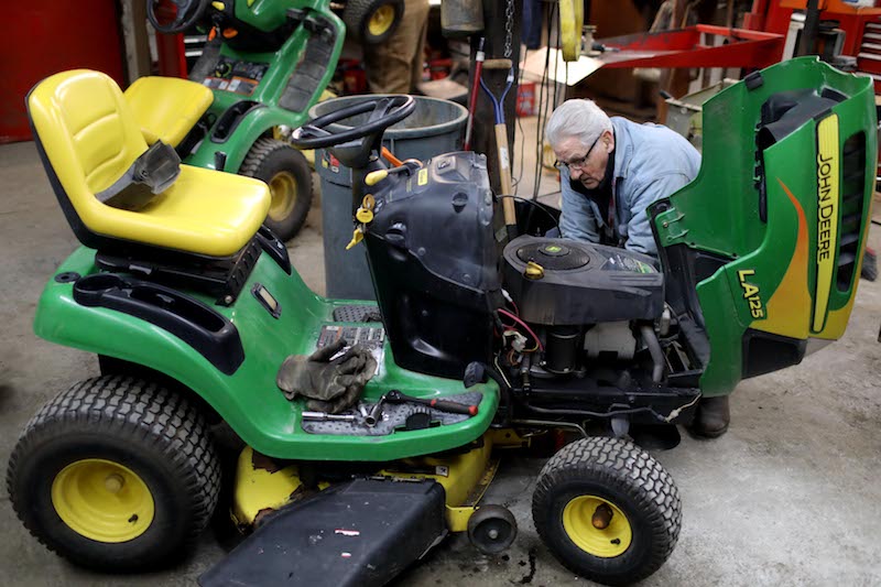 Servicing john deere online riding mower